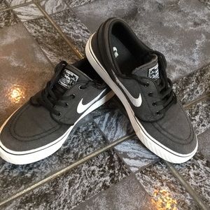 Boys Nike sneaker 4 youth